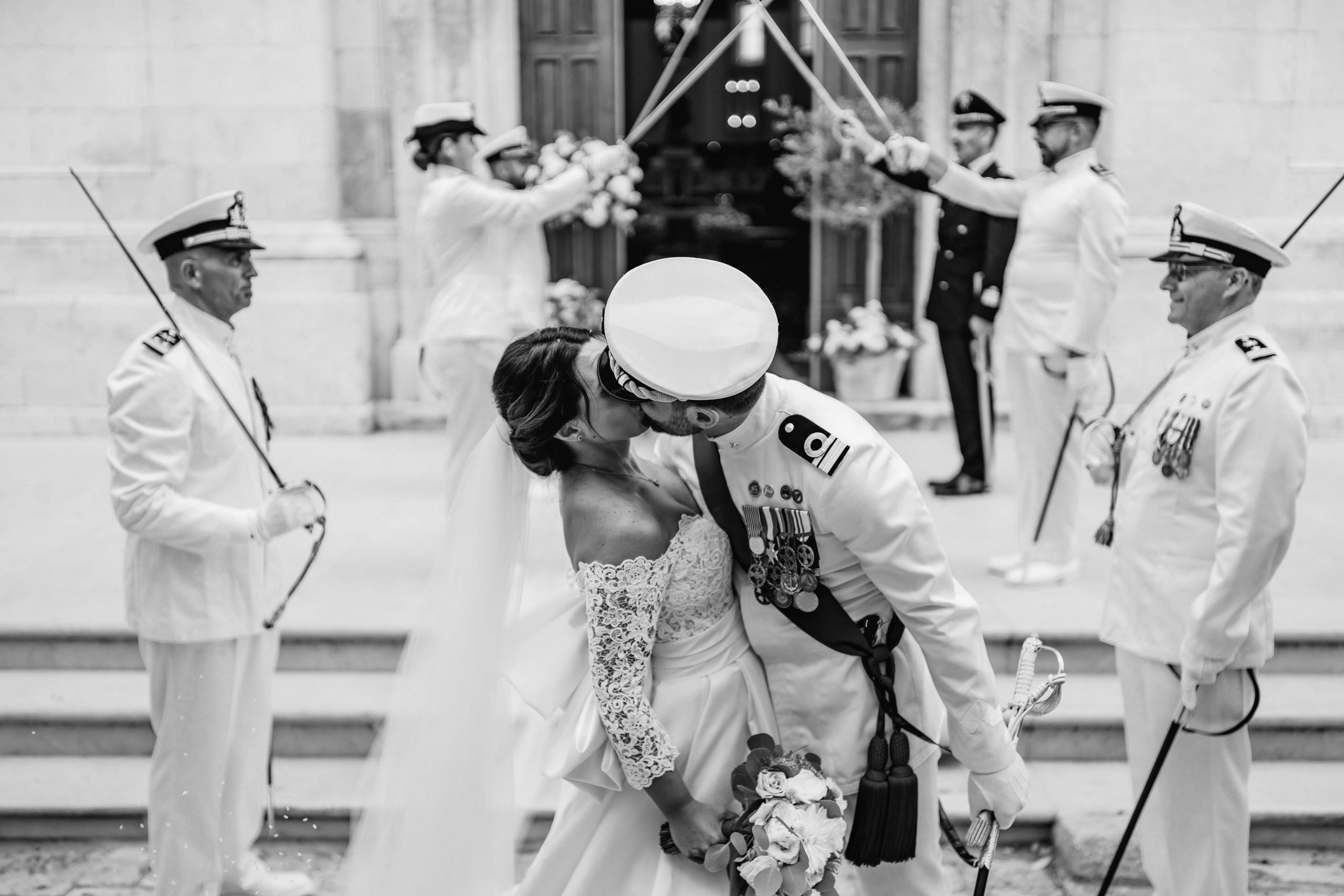 Francesca e Stefano durante il loro matrimonio in Puglia all’uscita dalla chiesa