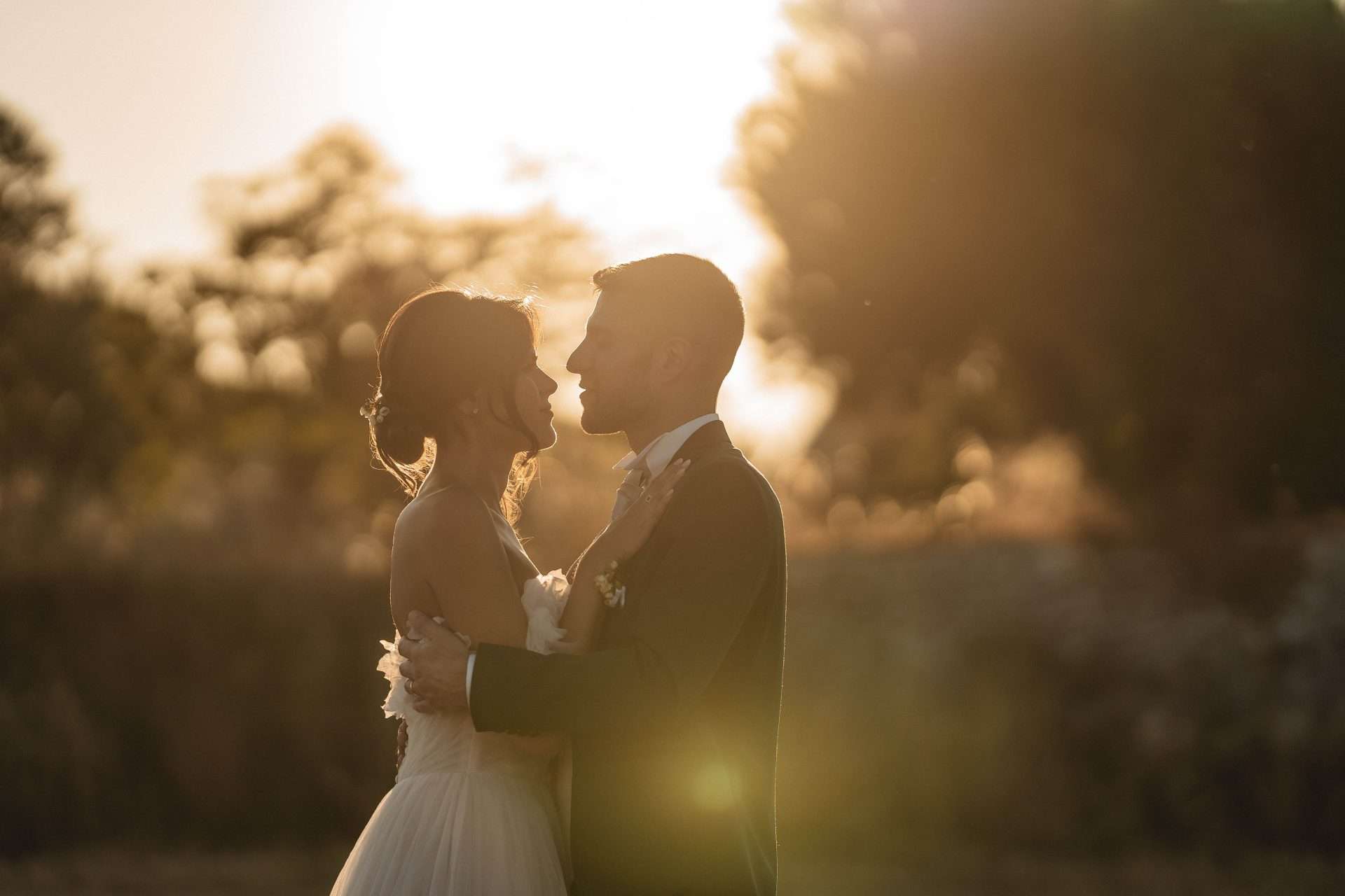 Giulia e Francesco durante il loro matrimonio in Puglia al tramonto