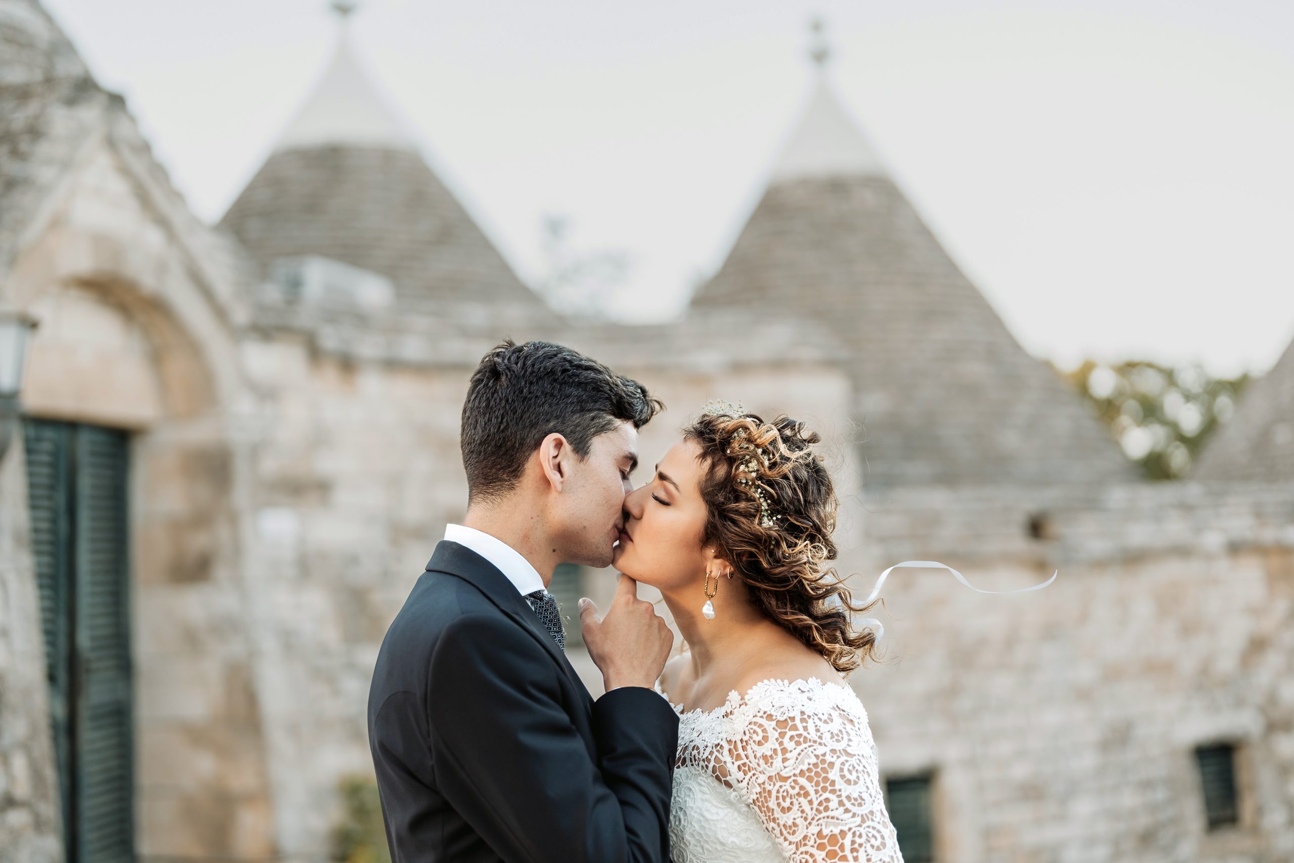 Alessandra e Eduardo durante il loro matrimonio in Puglia tra trulli e luce naturale