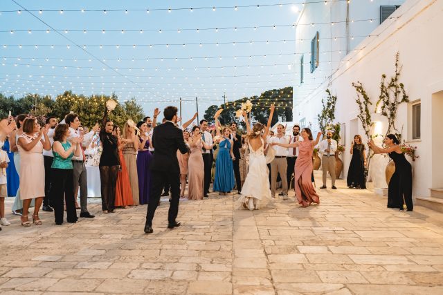 Tra le mura di Masseria San Nicola, la festa prende vita con gli amici di sempre