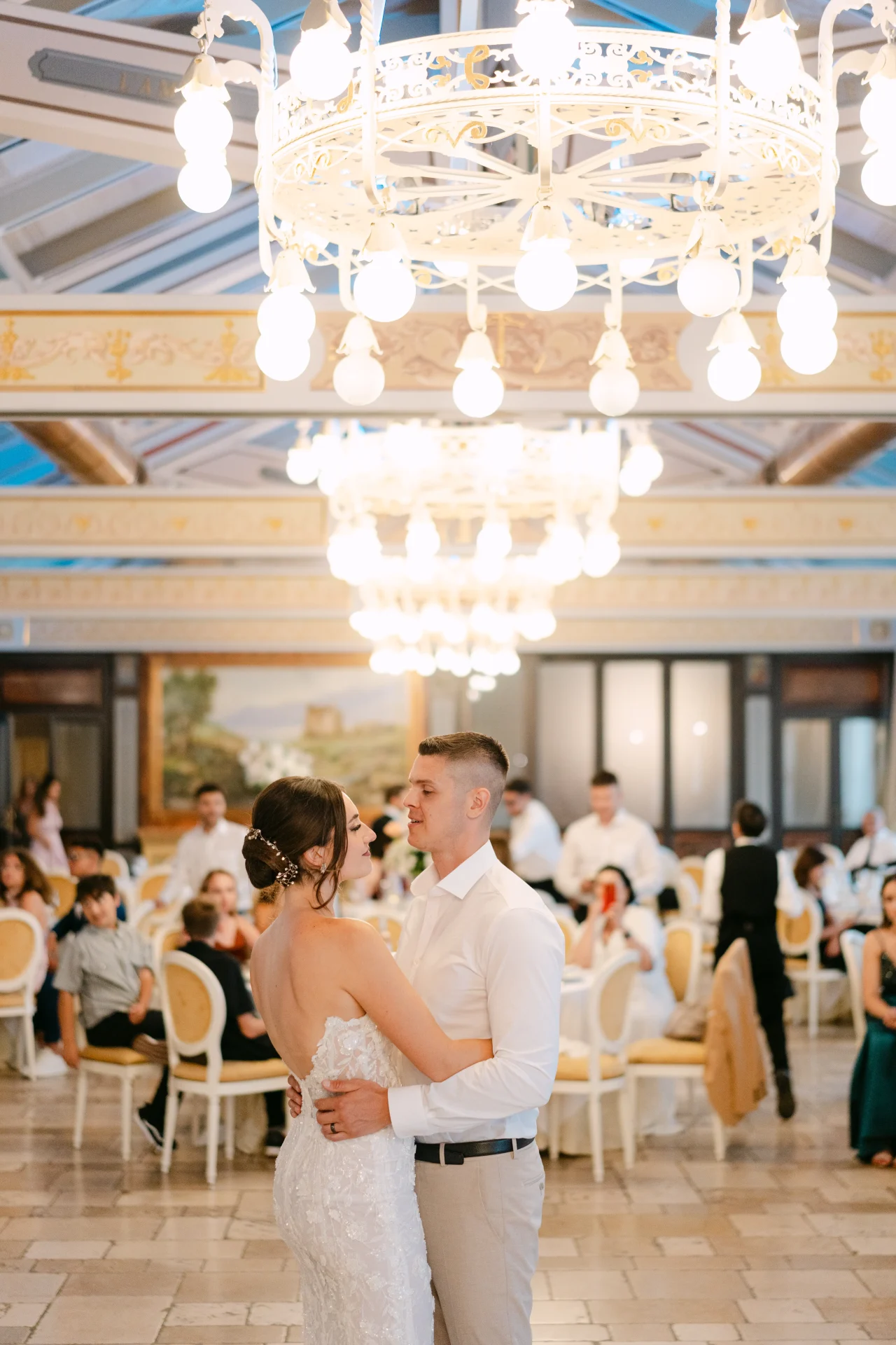 Atmosfera serale del matrimonio in Puglia