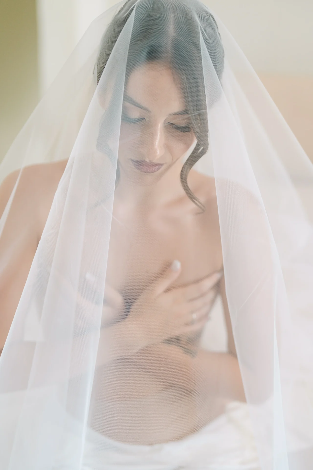 Sposa allo specchio durante i preparativi del matrimonio in Puglia