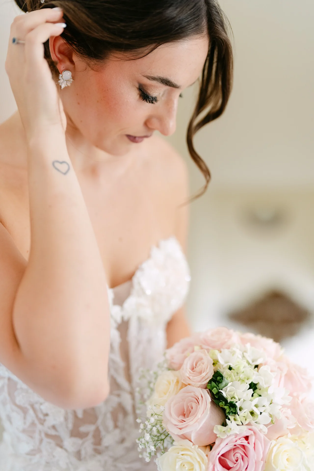 Sposi all'uscita della cerimonia matrimonio in Puglia