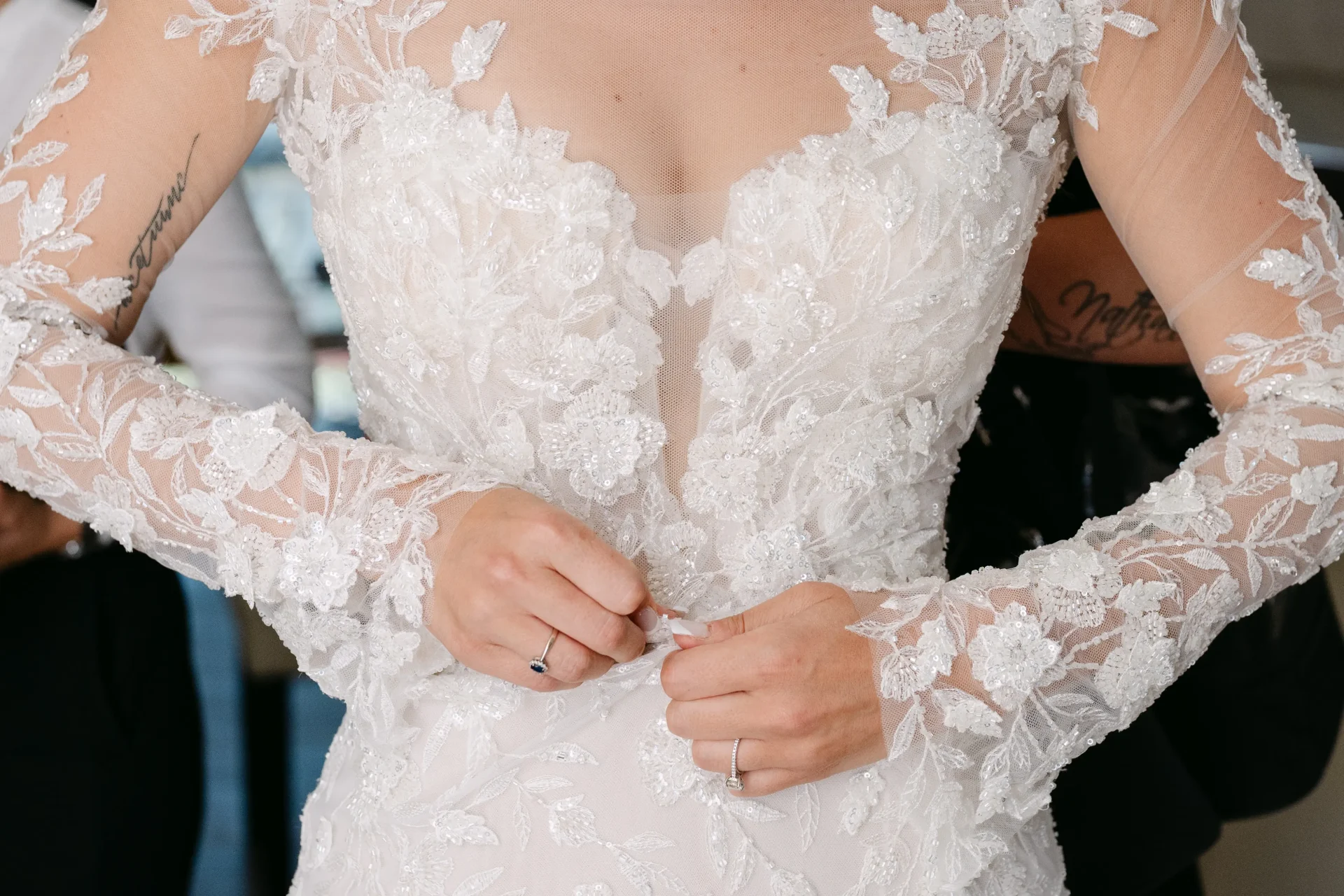 Sposa con velo durante i preparativi del matrimonio in Puglia
