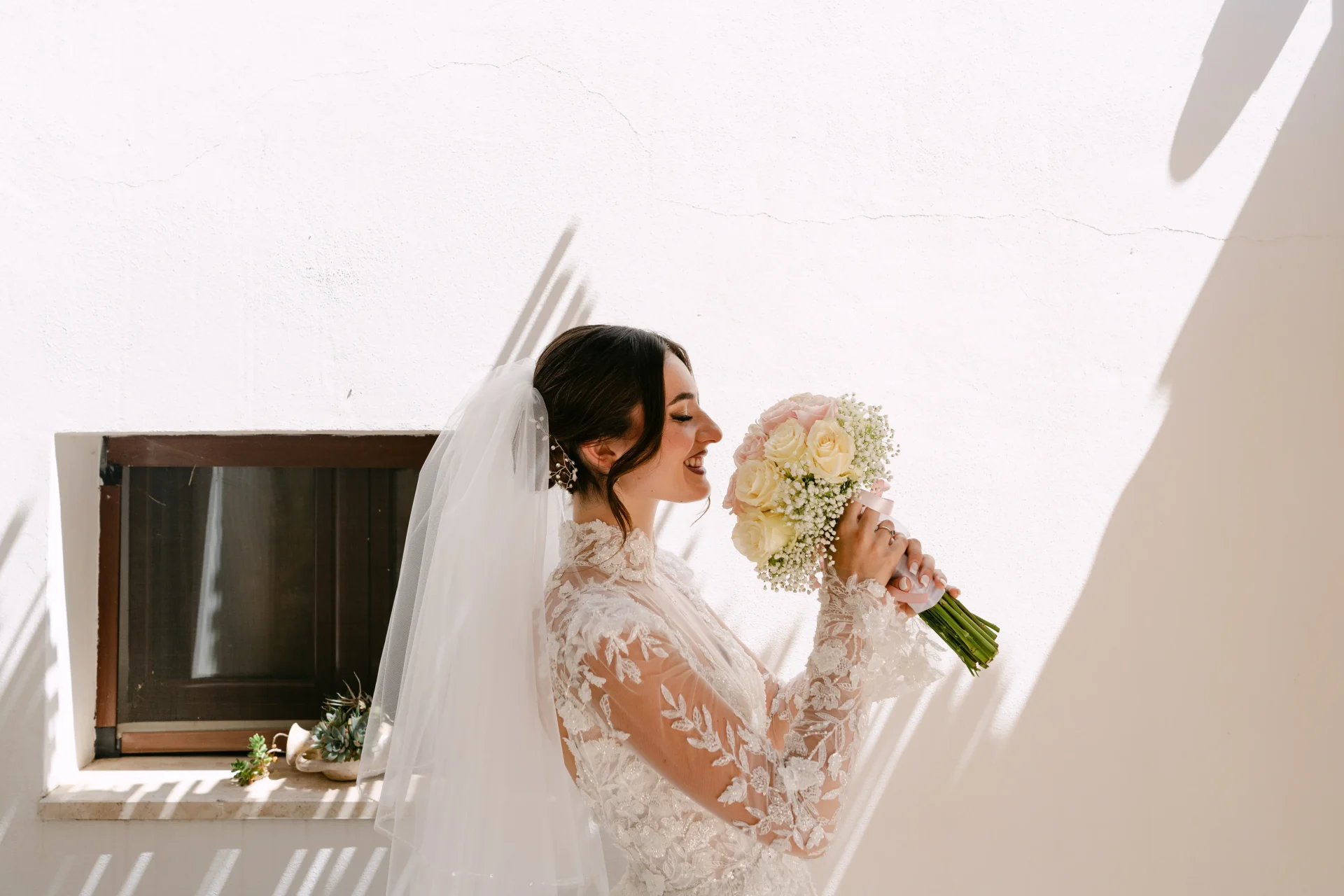 Bacio degli sposi durante il matrimonio in Puglia