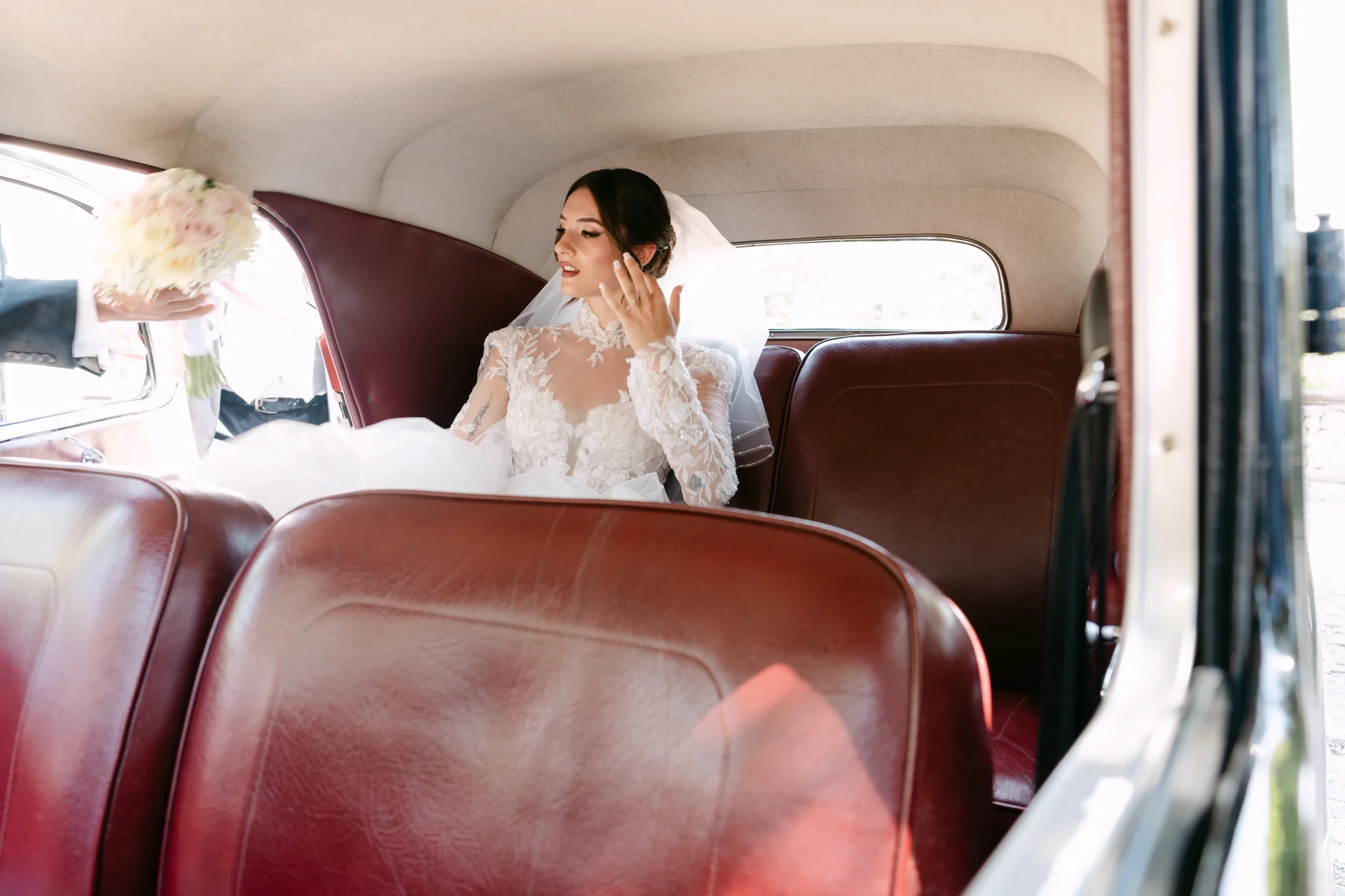 Sposa con ombrellino durante il matrimonio in Puglia