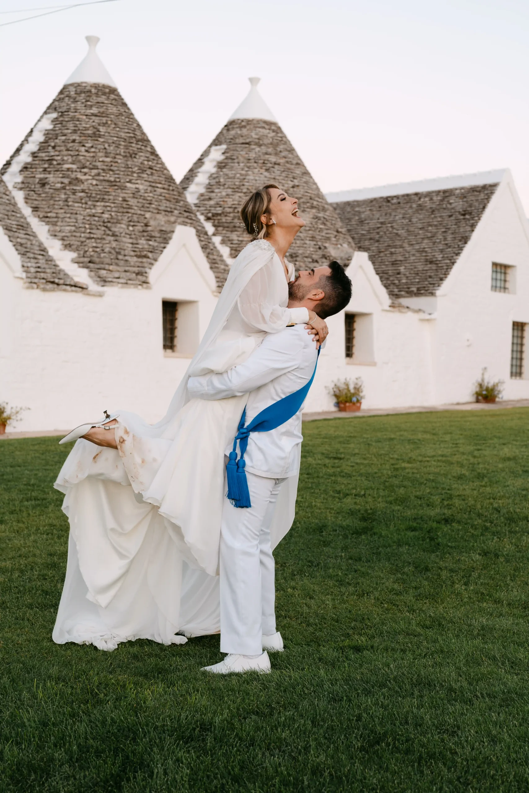 sposi tra trulli e masserie durante un matrimonio in Valle d’Itria Puglia