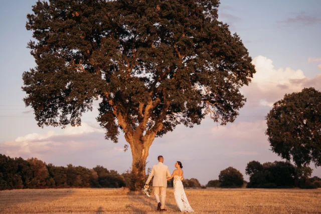 sposi nella luce naturale della Puglia