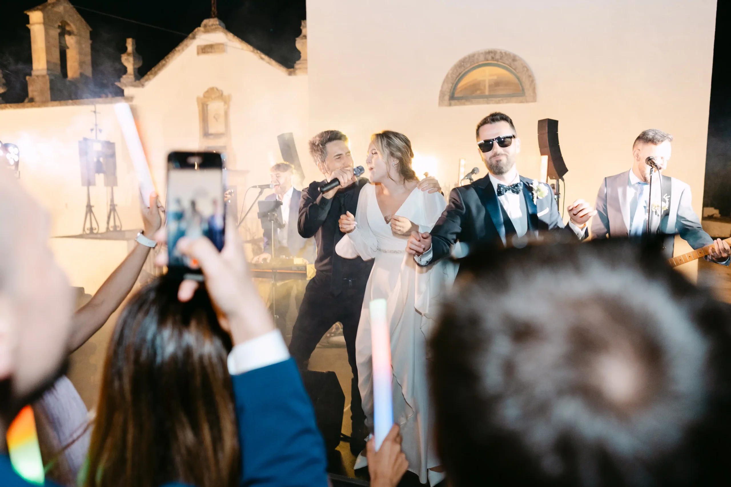sposi che vivono la loro festa matrimonio puglia naturale