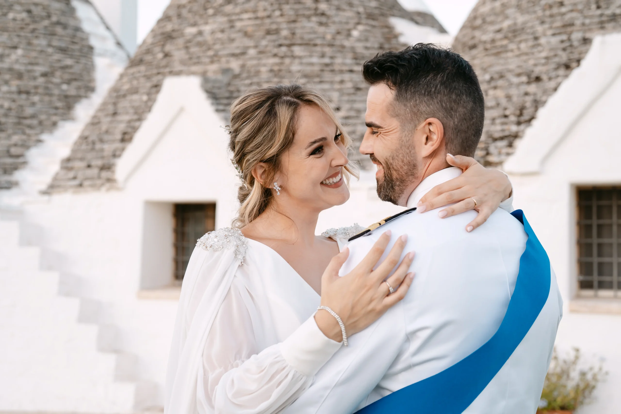 Patricia e Mirko tra i trulli durante il matrimonio a Masseria Luco