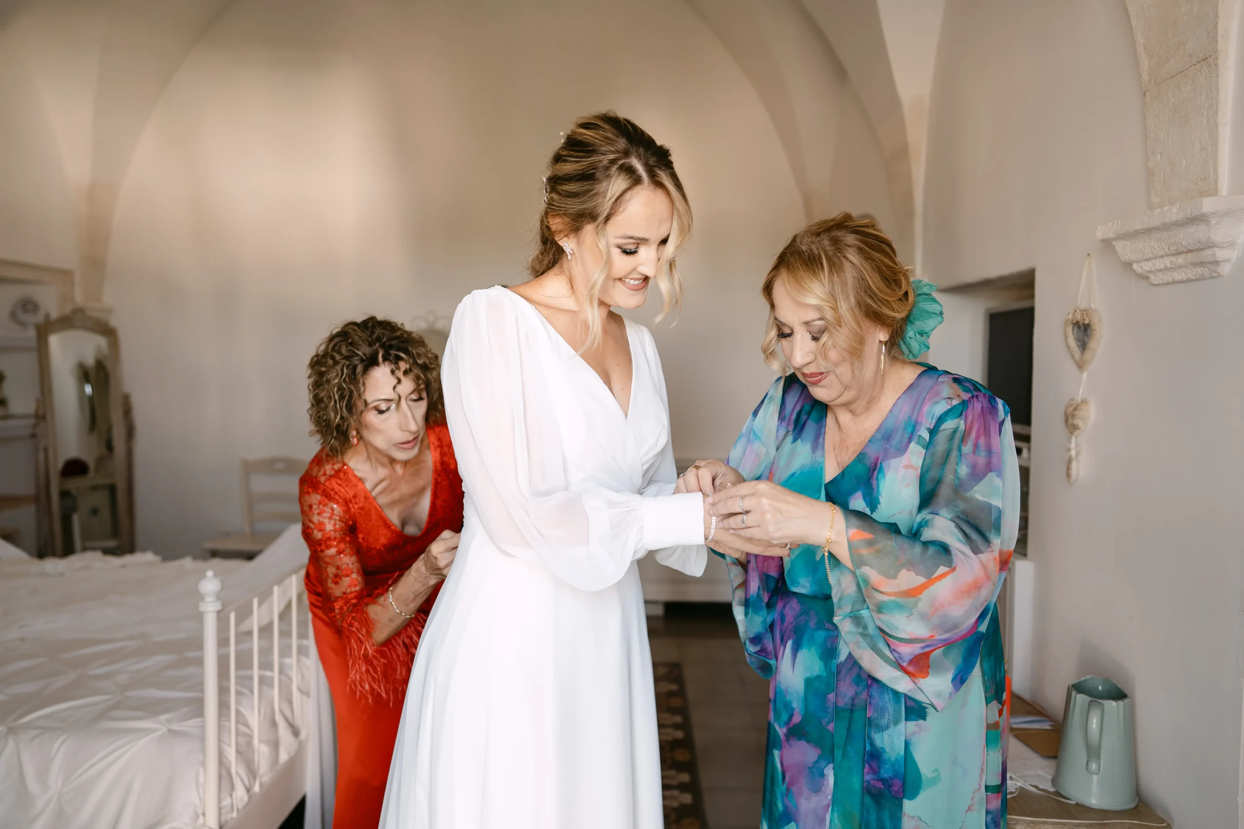 Mirko con amici durante i preparativi del matrimonio