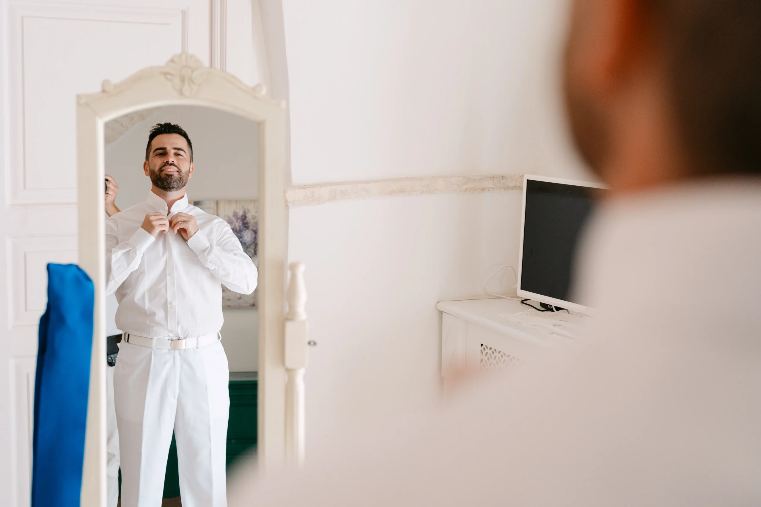 Mirko durante i preparativi del matrimonio a Masseria Luco
