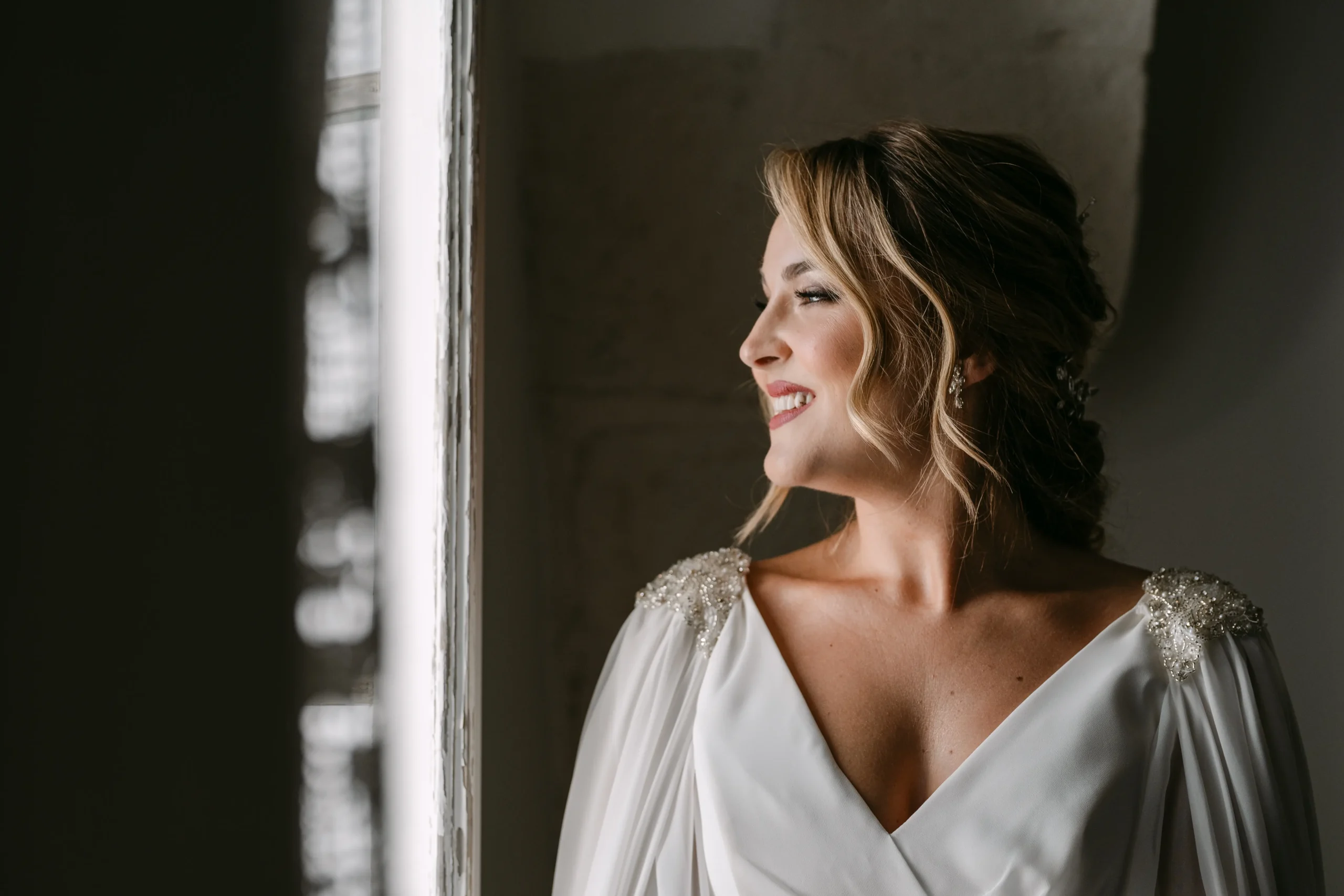 Patricia con luce naturale durante i preparativi del matrimonio