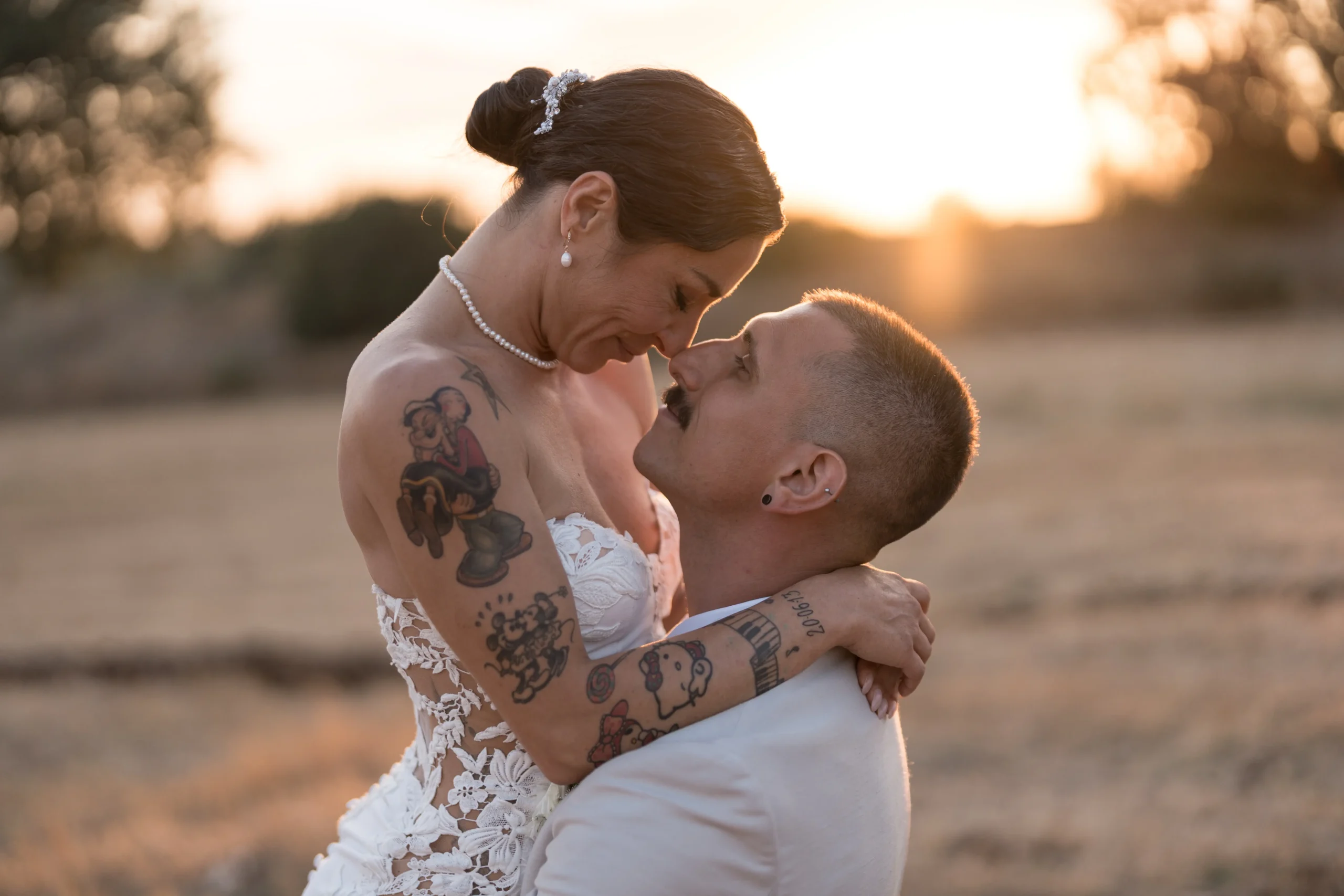 coppia di sposi al tramonto durante un matrimonio in Puglia con luce naturale e momento intimo