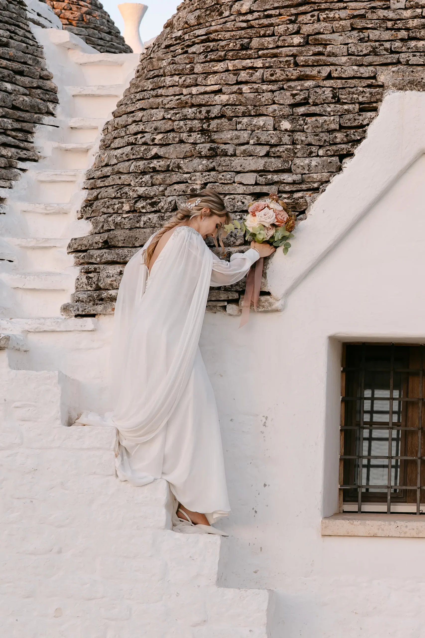 Ritratto di coppia tra masseria e ulivi in Valle d’Itria