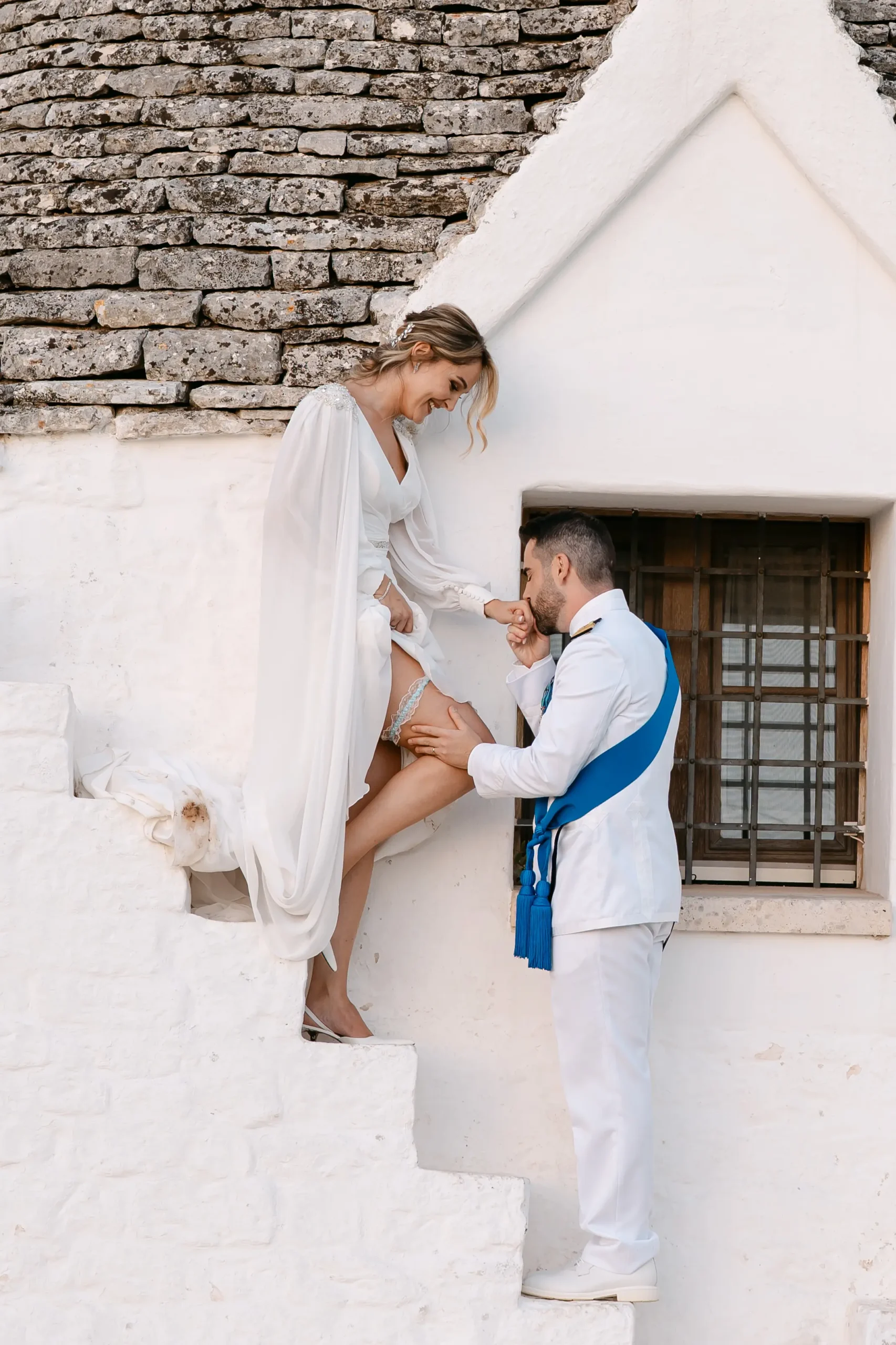 Sposi tra ulivi e masseria durante il matrimonio in Puglia