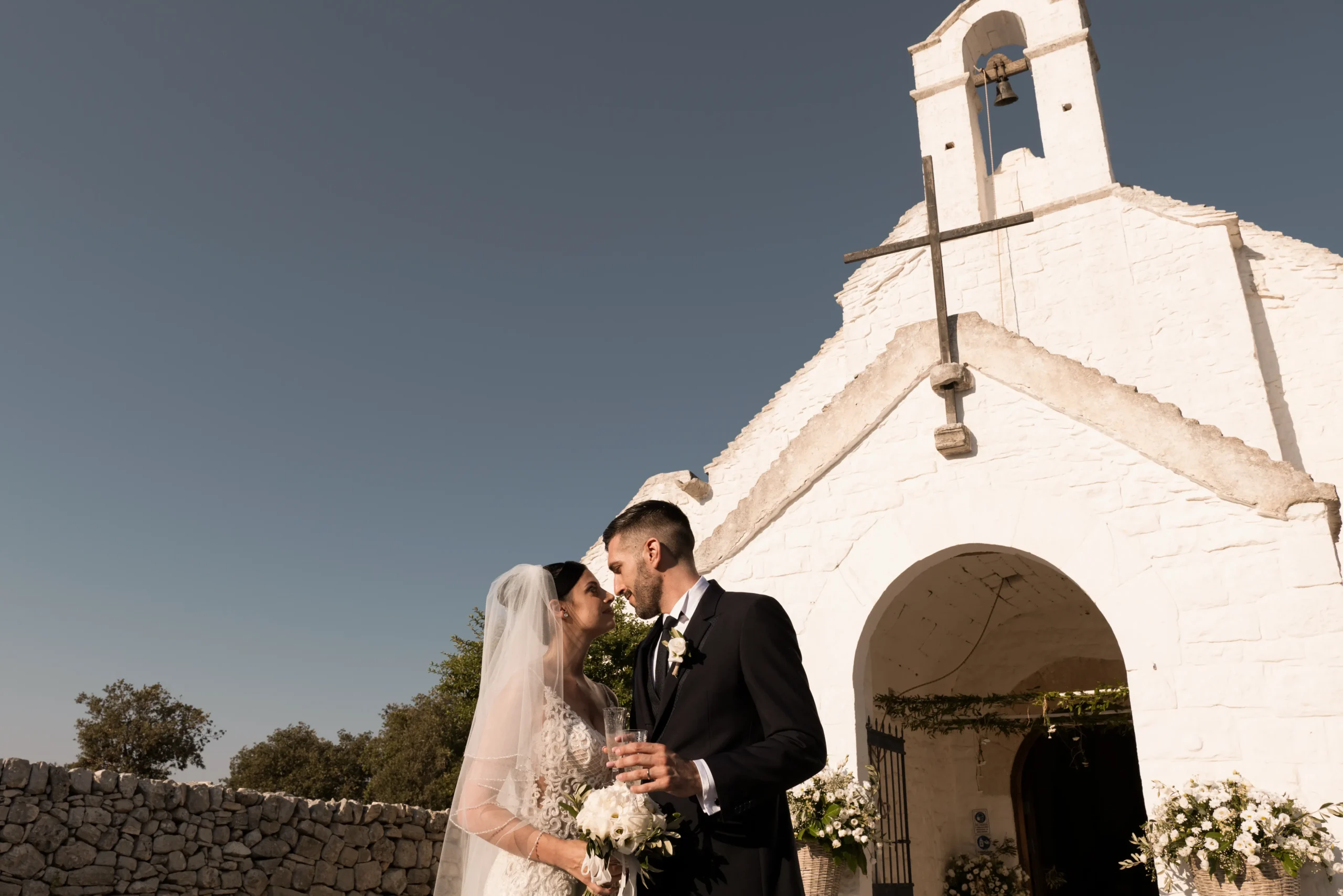sposi chiesa Valle d’Itria matrimonio Puglia