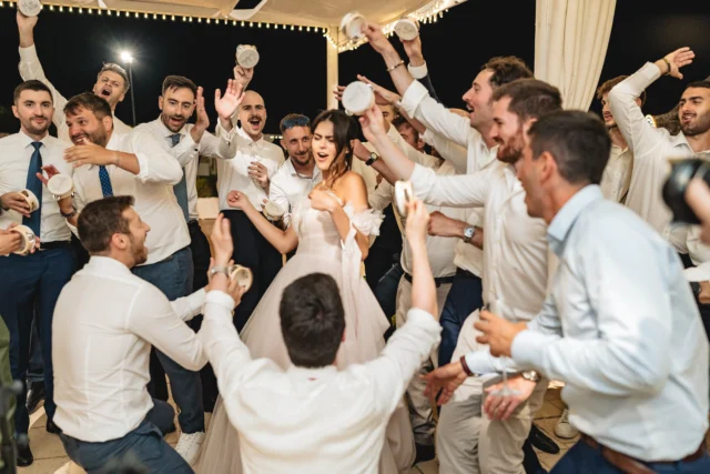 sposi che ballano la pizzica in valle d'itria