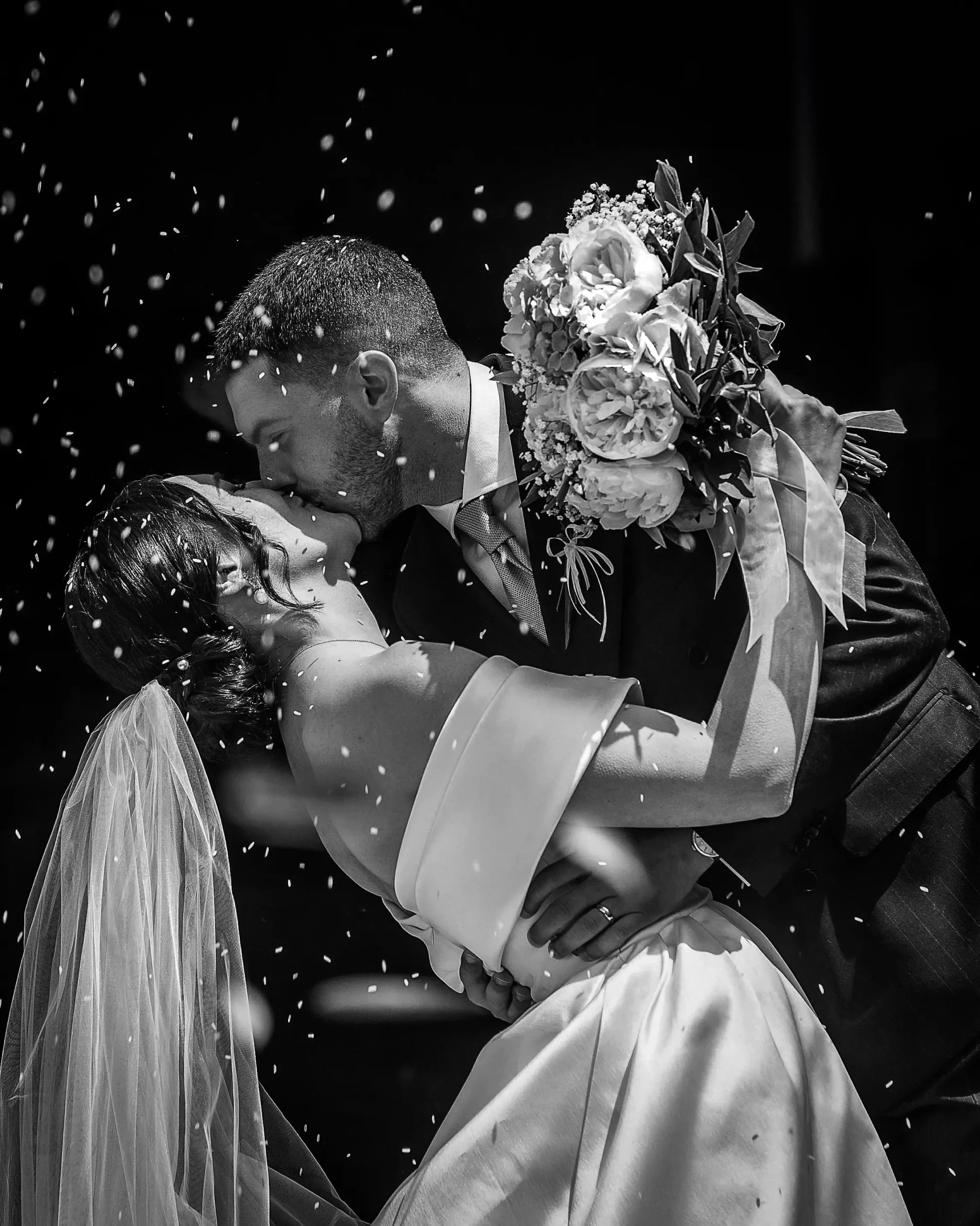 coppia di sposi durante il matrimonio in Puglia tra luce naturale e emozione